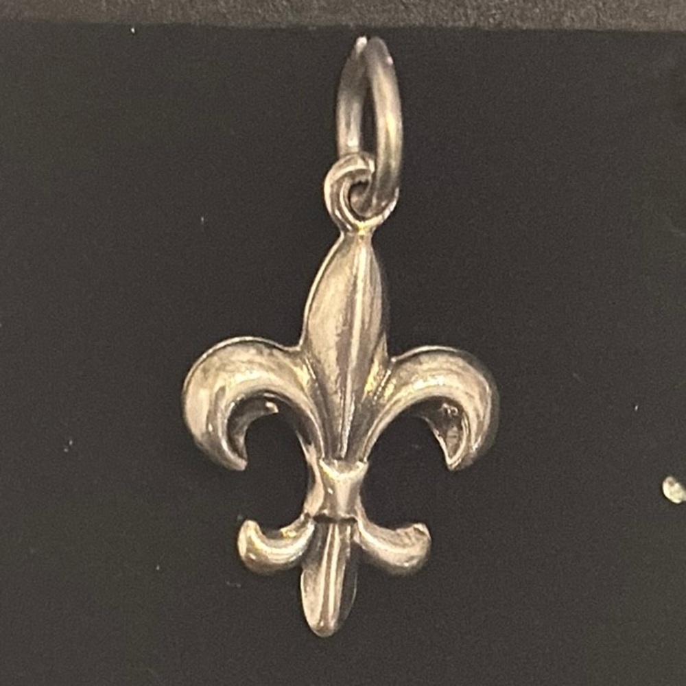 Elegant Sterling Silver Fleur-de-Lis Necklace